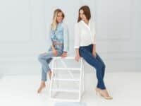 como estilizar camisetas e calças jeans femininas para diferentes ocasiões