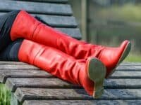 Botas vermelhas estilosas em diferentes ocasiões