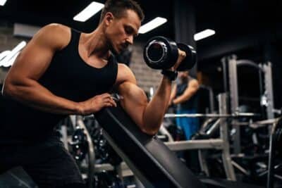 Como escolher a melhor camiseta para academia masculina
