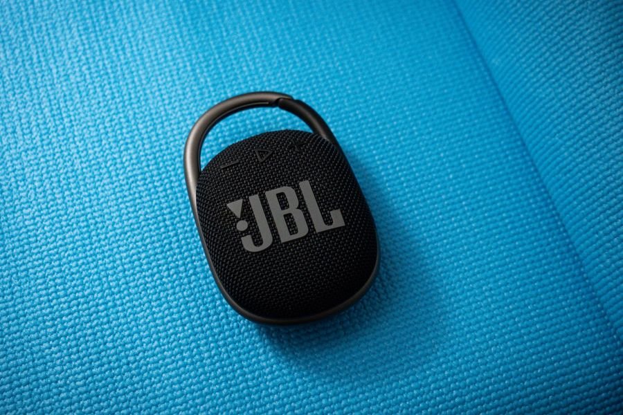 Imagen de caixa de som bluetooth ou com fio: qual é melhor?