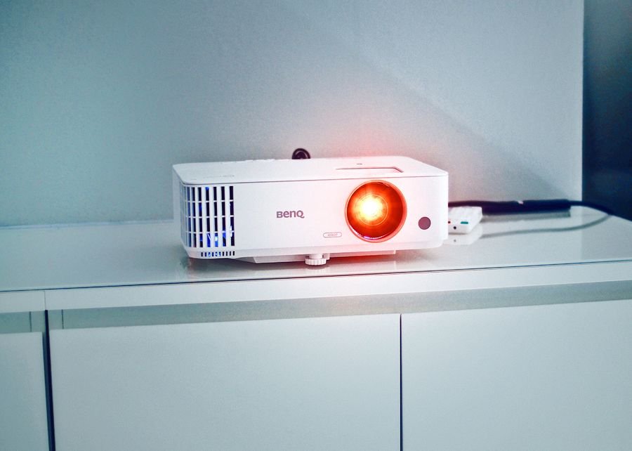 Imagen de como configurar um projetor em casa passo a passo