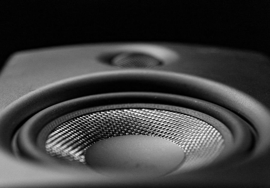 Caixa acústica aberta com woofer e radiador passivo à mostra