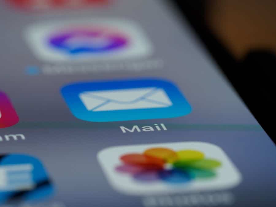 Ícone de aplicativo de email em smartphone moderno